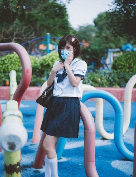欧美红色羽绒服街拍_1080P超清在线观看